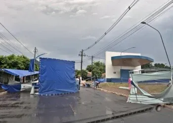 Rajadas de 62 km/h derrubam barracas durante feira Rajadas de 62 km/h derrubam barracas durante feira