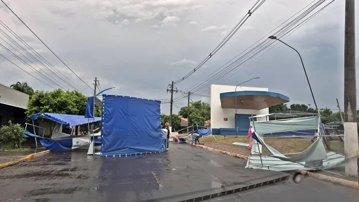 Rajadas de 62 km/h derrubam barracas durante feira