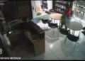 Ladrões quebram porta de loja e furtam mais de R$ 100 mil em celulares Ladrões quebram porta de loja e furtam mais de R$ 100 mil em celulares