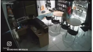 Ladrões quebram porta de loja e furtam mais de R$ 100 mil em celulares Ladrões quebram porta de loja e furtam mais de R$ 100 mil em celulares