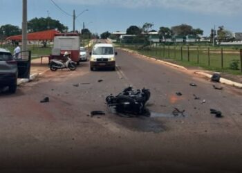 Motociclista de 18 anos morre após bater contra carro durante conversão Motociclista de 18 anos morre após bater contra carro durante conversão