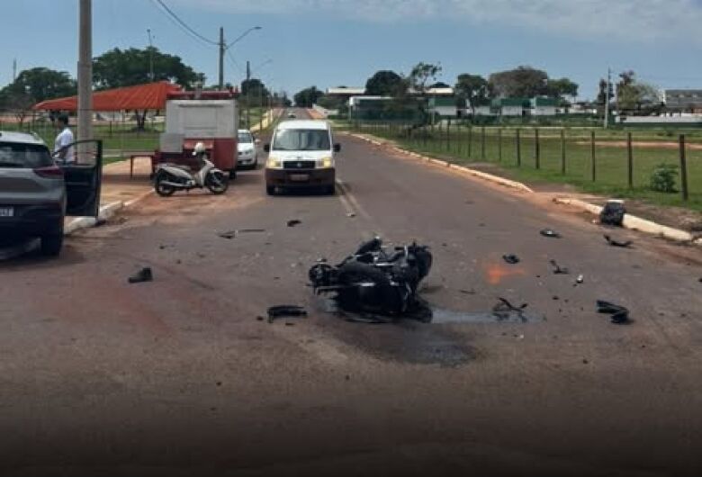 Motociclista de 18 anos morre após bater contra carro durante conversão