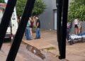 Motorista fica ferida após bater carro contra poste Motorista fica ferida após bater carro contra poste