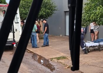 Motorista fica ferida após bater carro contra poste Motorista fica ferida após bater carro contra poste