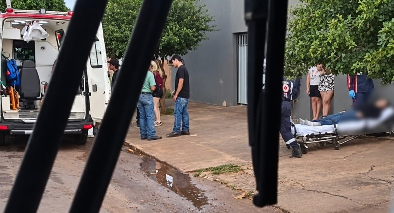 Motorista fica ferida após bater carro contra poste