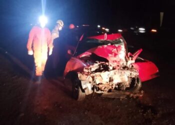 Três pessoas morrem em acidente entre carro e carreta na BR-158 Três pessoas morrem em acidente entre carro e carreta na BR-158