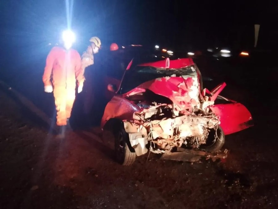 Três pessoas morrem em acidente entre carro e carreta na BR-158