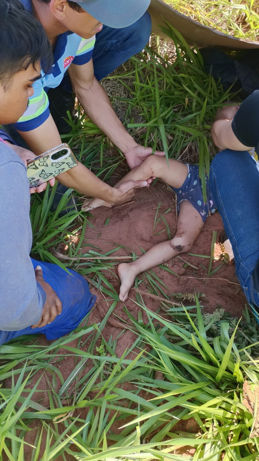 Pai e filha ficam feridos após moto elétrica ser atingida por caminhonete na BR-163