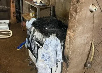 Homem incendeia casa, persegue mulher com facas e acaba preso