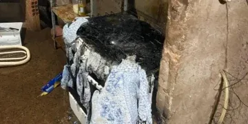 Homem incendeia casa, persegue mulher com facas e acaba preso