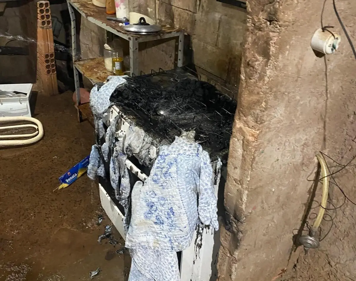 Homem incendeia casa, persegue mulher com facas e acaba preso