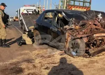 Motorista morre após carro bater na traseira de carreta na BR-262 Motorista morre após carro bater na traseira de carreta na BR-262