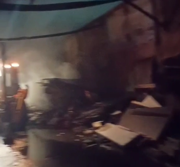 Incêndio destrói marcenaria durante a noite em Campo Grande