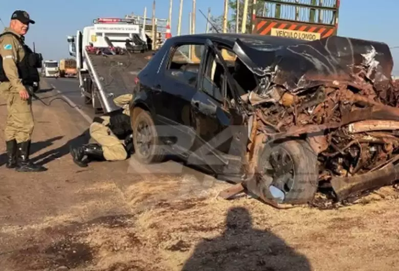 Motorista morre após carro bater na traseira de carreta na BR-262