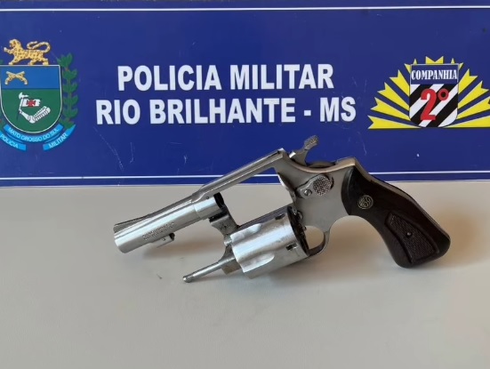 Homens são presos após briga e apreensão de revólver em hotel