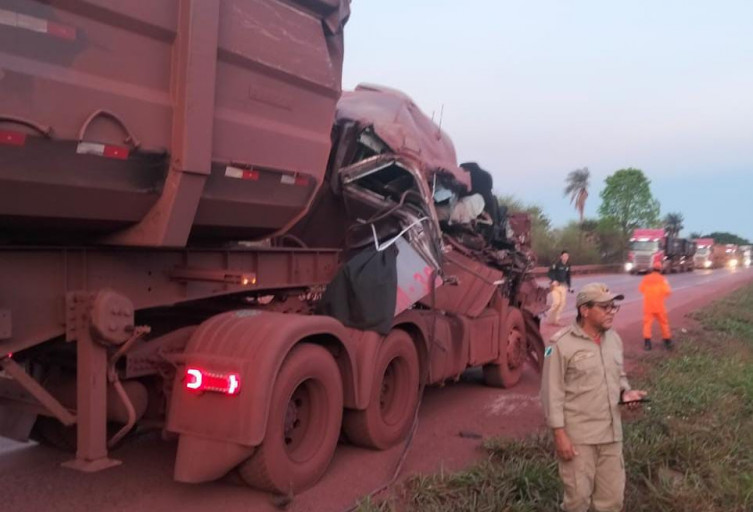 Motorista fica ferido após carreta bater na traseira de outra na BR-262
