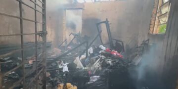 Incêndio destrói casa e polícia investiga suspeita de ação criminosa