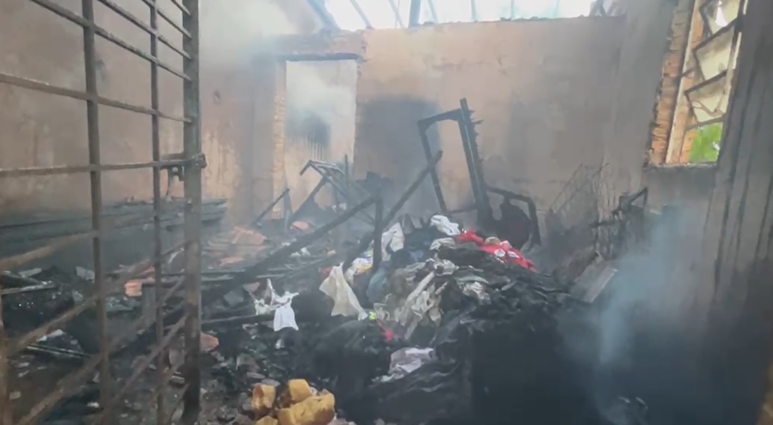Incêndio destrói casa e polícia investiga suspeita de ação criminosa