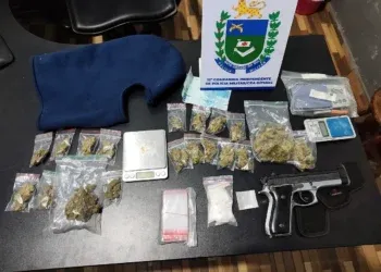 Blitz termina em prisão de dupla com drogas e pistola Blitz termina em prisão de dupla com drogas e pistola