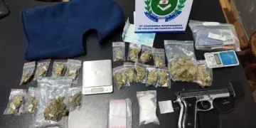 Blitz termina em prisão de dupla com drogas e pistola