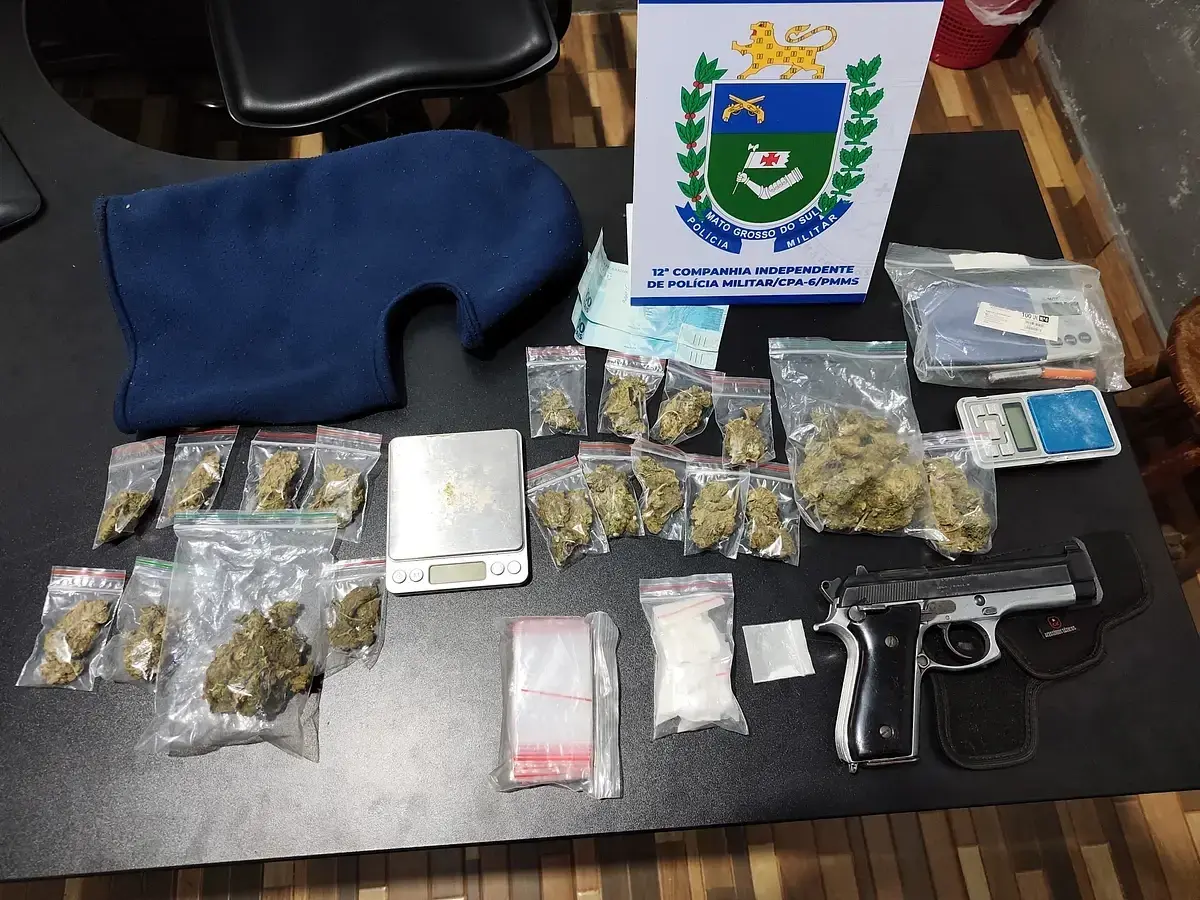 Blitz termina em prisão de dupla com drogas e pistola