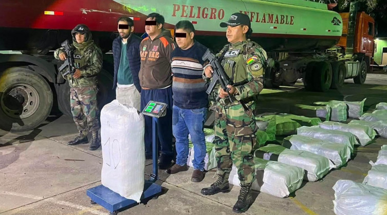 Mais de 355 quilos de maconha são apreendidos em caminhão-tanque na Bolívia