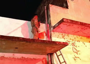 Homem cai de telhado e fica preso em espaço entre muro e construção em Corumbá Homem cai de telhado e fica preso em espaço entre muro e construção em Corumbá