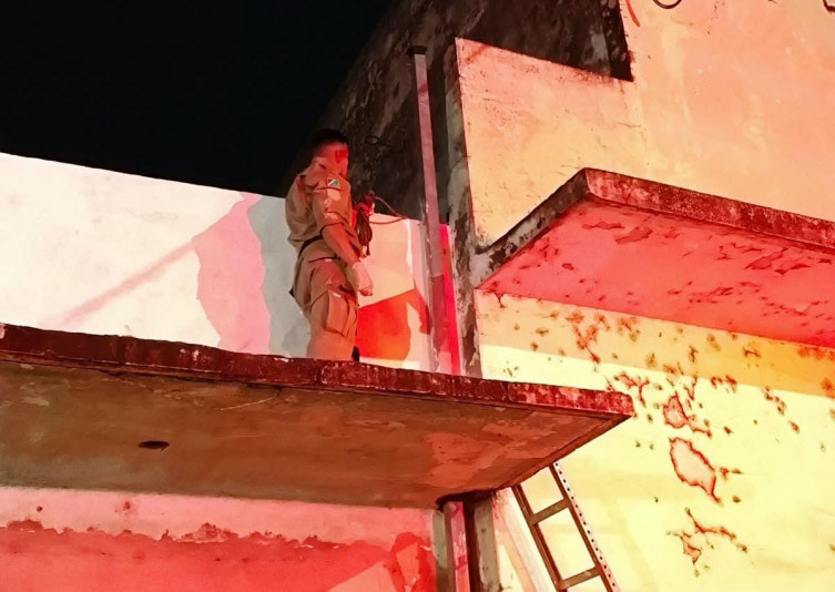 Homem cai de telhado e fica preso em espaço entre muro e construção em Corumbá