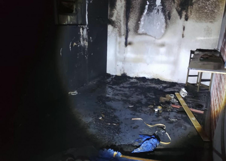 Fogo destrói móveis e mobiliza bombeiros durante a noite