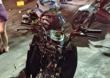Jovem fica inconsciente após moto bater na traseira de carro estacionado Jovem fica inconsciente após moto bater na traseira de carro estacionado