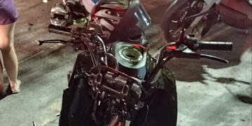 Jovem fica inconsciente após moto bater na traseira de carro estacionado