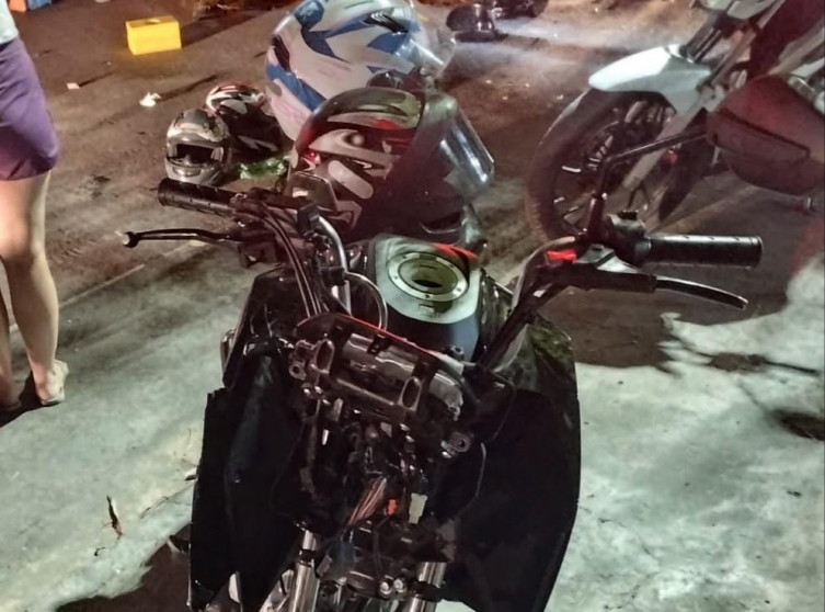 Jovem fica inconsciente após moto bater na traseira de carro estacionado