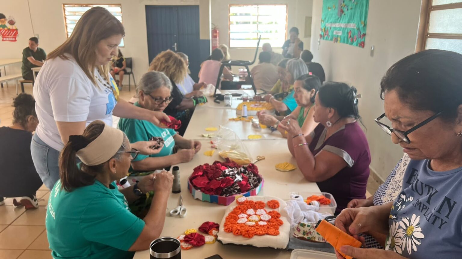 Idosos transformam cadeiras sem uso em peças renovadas no Cras Estrela Dalva