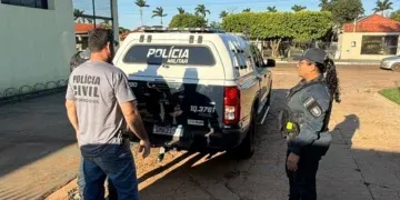 Criança procura polícia após presenciar agressões contra a mãe e homem é preso