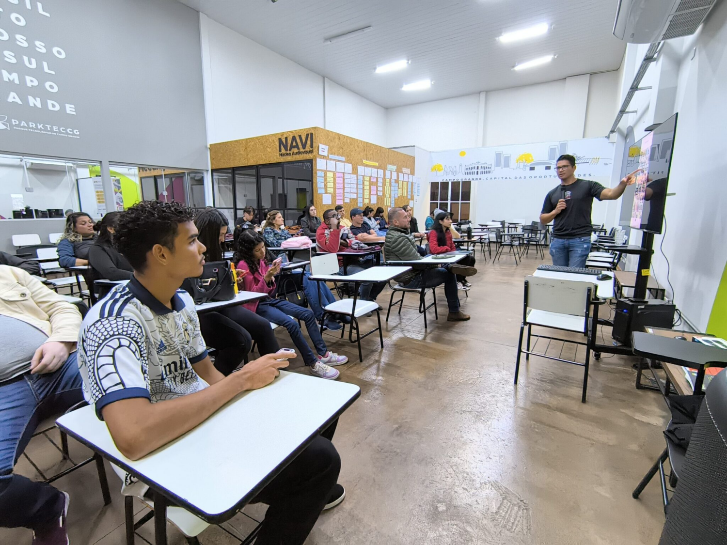 Sejuv oferece cursos gratuitos de Cílios Tufinhos e Inteligência Artificial