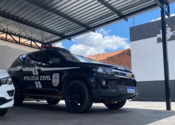 Homem é preso após agredir companheira e filha durante discussão Homem é preso após agredir companheira e filha durante discussão