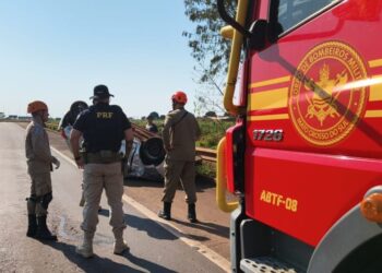 Motorista fica ferido após carro capotar na BR-163 Motorista fica ferido após carro capotar na BR-163