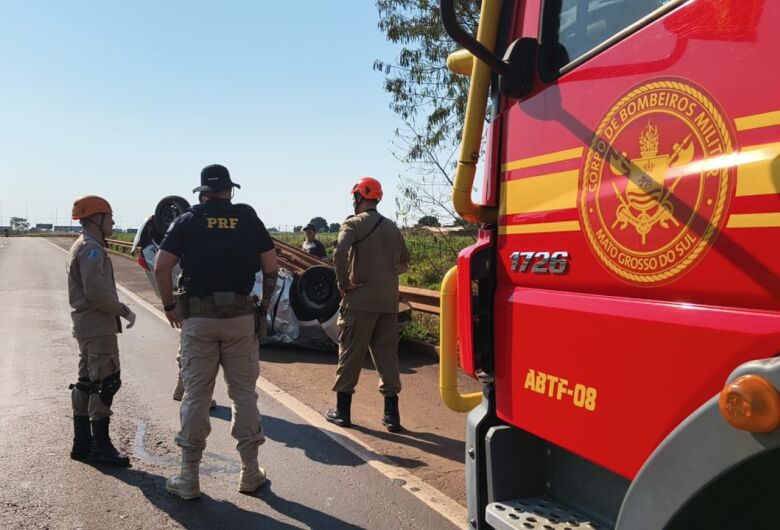 Motorista fica ferido após carro capotar na BR-163