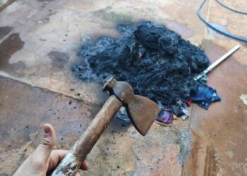Mulher foge de casa após ser ameaçada com machadinha pelo marido Mulher foge de casa após ser ameaçada com machadinha pelo marido