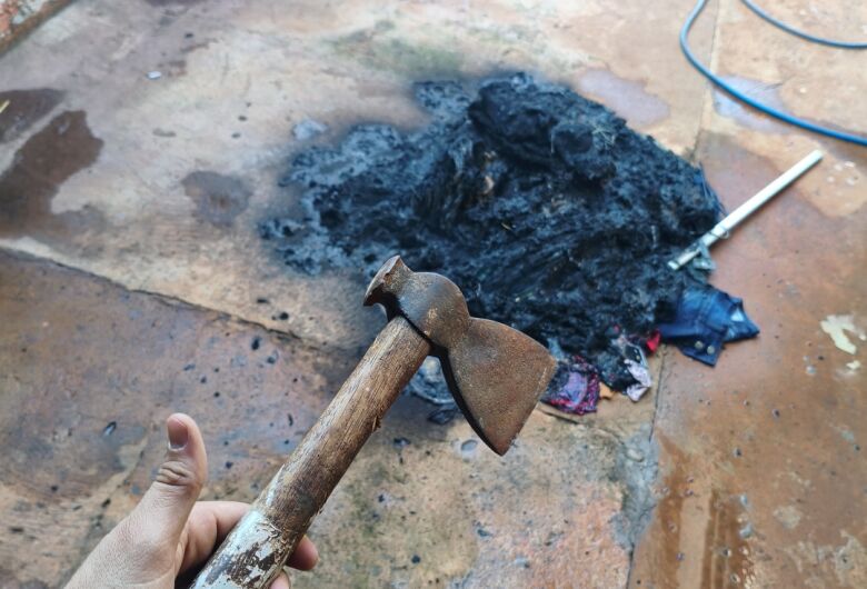 Mulher foge de casa após ser ameaçada com machadinha pelo marido