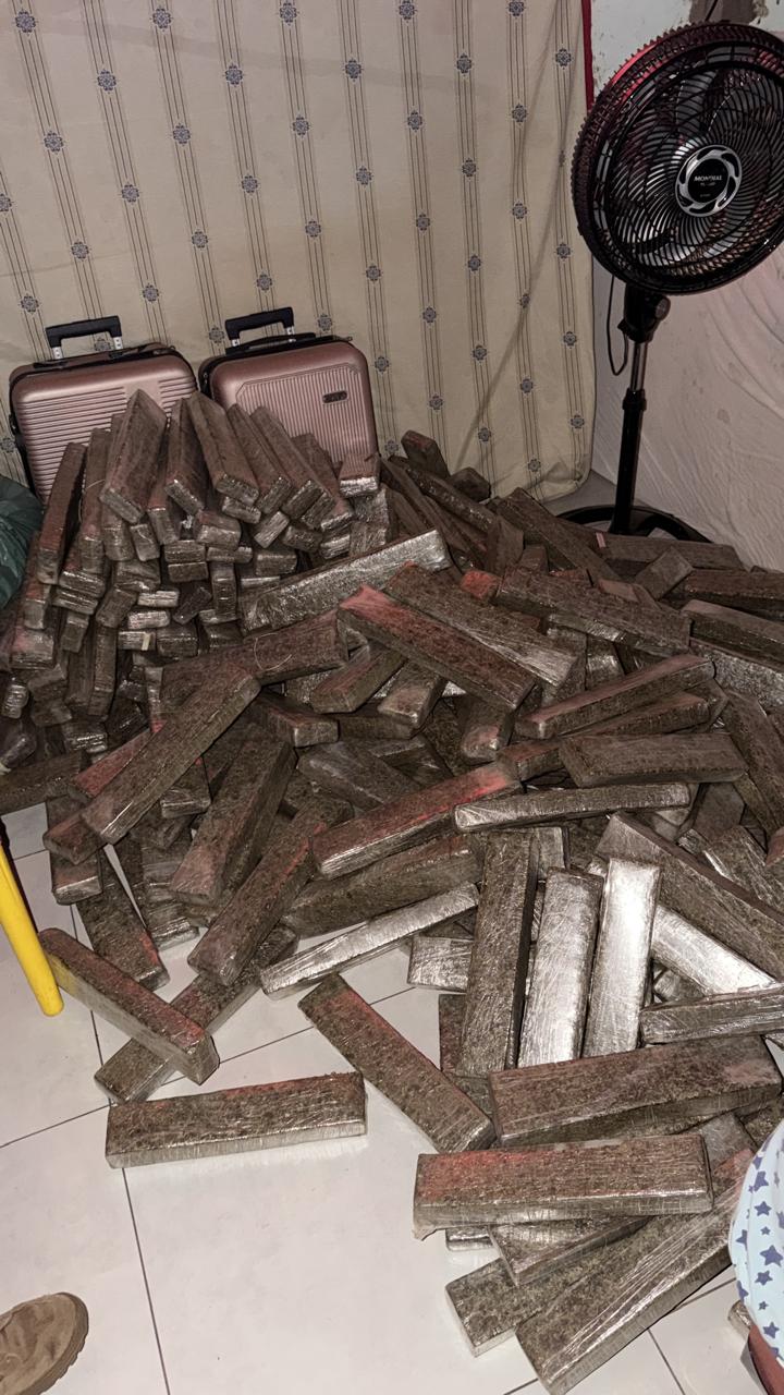 Ponto de venda de drogas é desarticulado e jovem é preso