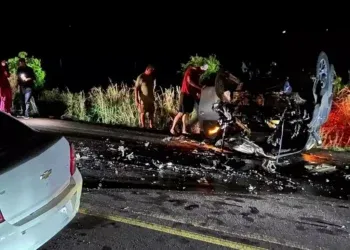 Acidente entre carro e caminhonete deixa uma pessoa morta e duas feridas na BR-158 Acidente entre carro e caminhonete deixa uma pessoa morta e duas feridas na BR-158