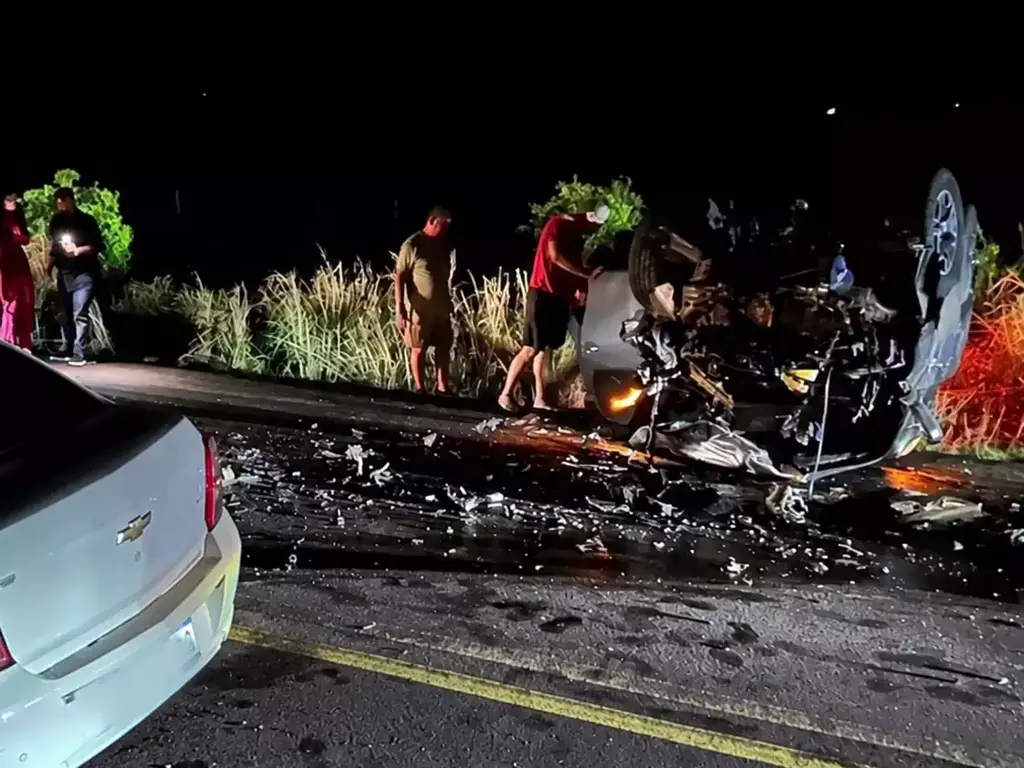 Acidente entre carro e caminhonete deixa uma pessoa morta e duas feridas na BR-158