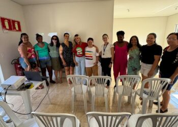 Ação leva informação sobre autismo a famílias atendidas pela Emha Ação leva informação sobre autismo a famílias atendidas pela Emha