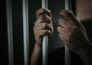 Homem que matou desafeto e atirou em policial é condenado a mais de 31 anos