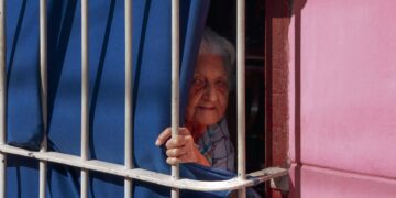 Temporais exigem cuidados redobrados com pessoas idosas