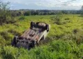 Capotamento assusta motoristas e termina com motociclista ferido na BR-376 Capotamento assusta motoristas e termina com motociclista ferido na BR-376