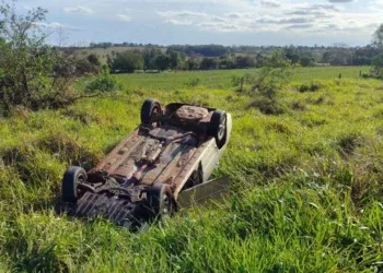 Capotamento assusta motoristas e termina com motociclista ferido na BR-376 Capotamento assusta motoristas e termina com motociclista ferido na BR-376