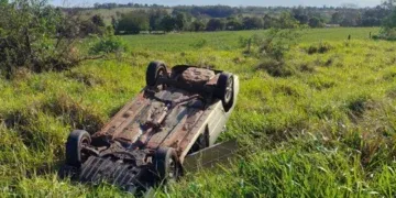 Capotamento assusta motoristas e termina com motociclista ferido na BR-376