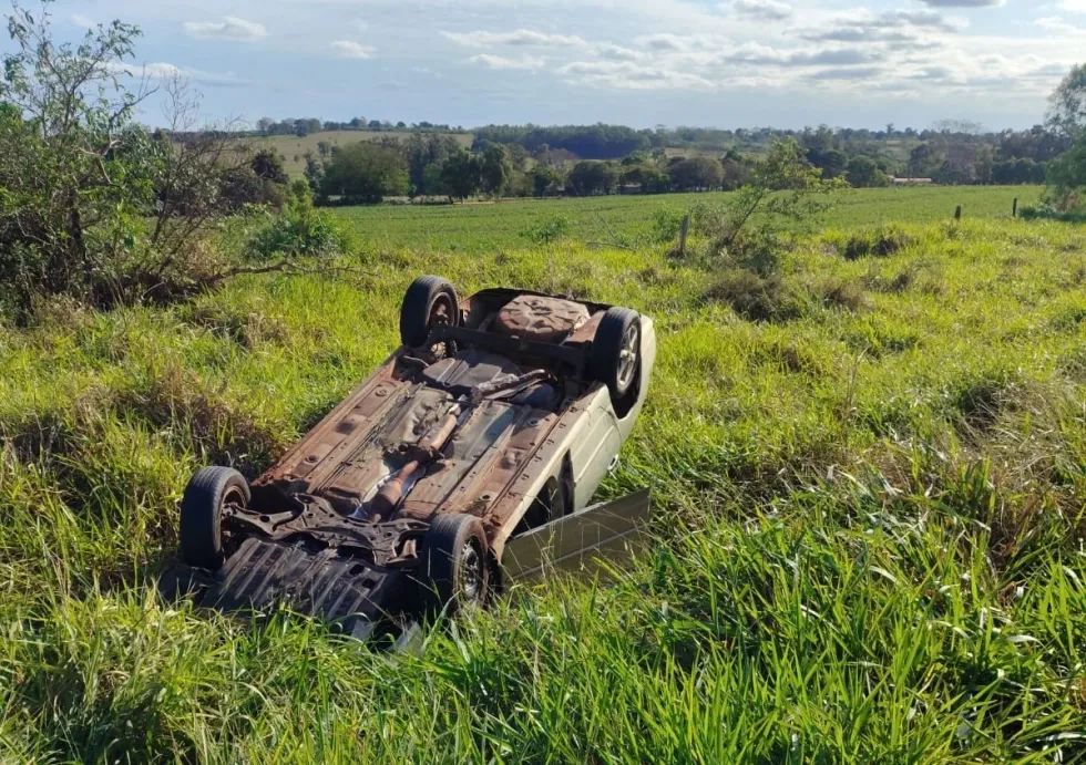 Capotamento assusta motoristas e termina com motociclista ferido na BR-376